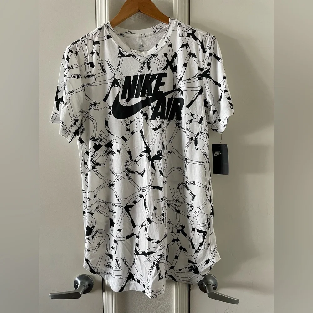 The Nike Tee air shirt men’s NWT
